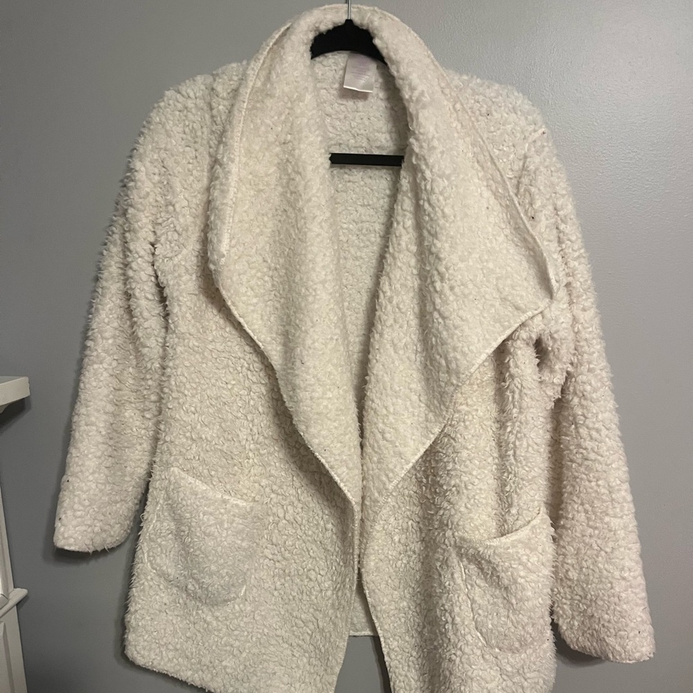 💃fuzzy white cardigan